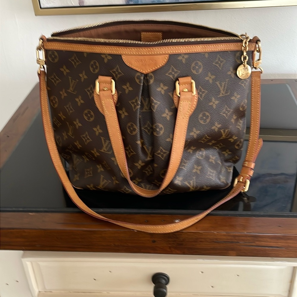 Beautiful great condition LV shoulder bag